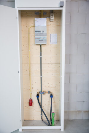 Meterkast in een nieuwbouwwoning aan de Laan van S' Gravenmade met elektrische installatie, wateraansluiting en leidingen.